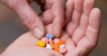 Nielen antibiotiká: 1 zo 4 bežných liekov tlmí črevnú mikroflóru a uvoľňuje cestu super rezistentným baktériám